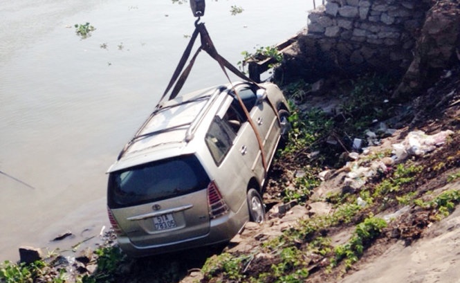 Xe hoi tong xe may, ca hai cung roi xuong song Hau hinh anh