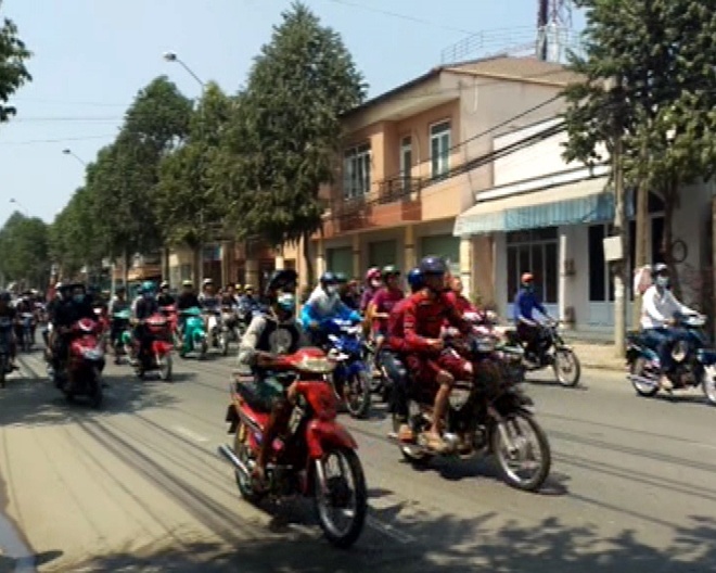 Quai xe to chuc dua xe giua ban ngay o Dong Nai hinh anh