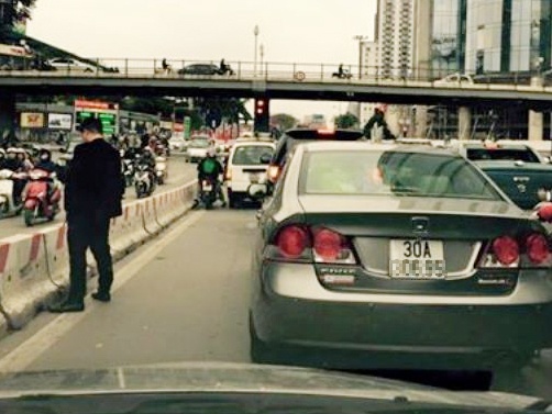 Canh sat xac minh thong tin nguoi te bay giua duong hinh anh