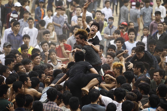 Hien te dam mau, danh nhau cuop phet, tranh loc cu ton tai hinh anh