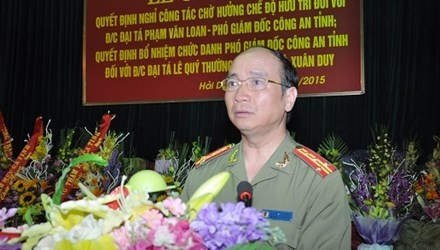 Tim nguoi quay clip cong an danh bac de... khen thuong hinh anh