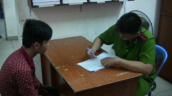 Danh giay kiem cuop giat dien thoai o khu pho Tay hinh anh