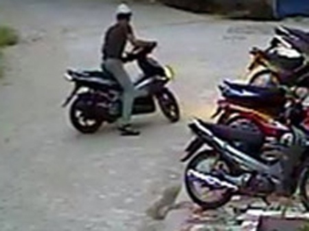 Trom xe roi gan bien so gia tang ban gai hinh anh