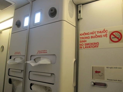 Mot hanh khach bi phat 4 trieu vi hut thuoc tren may bay hinh anh