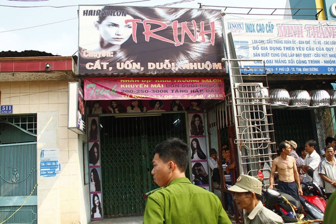 ​Nguoi dan ong chet trong tu the treo co tai tiem cat toc hinh anh