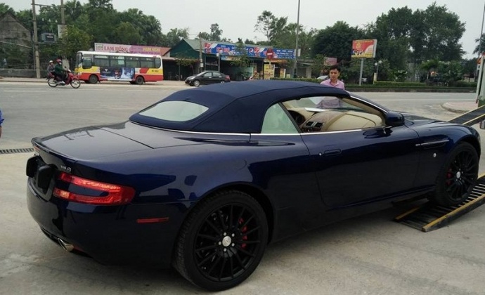 Sieu xe Aston Martin bien 80NN bi cong an tam giu hinh anh