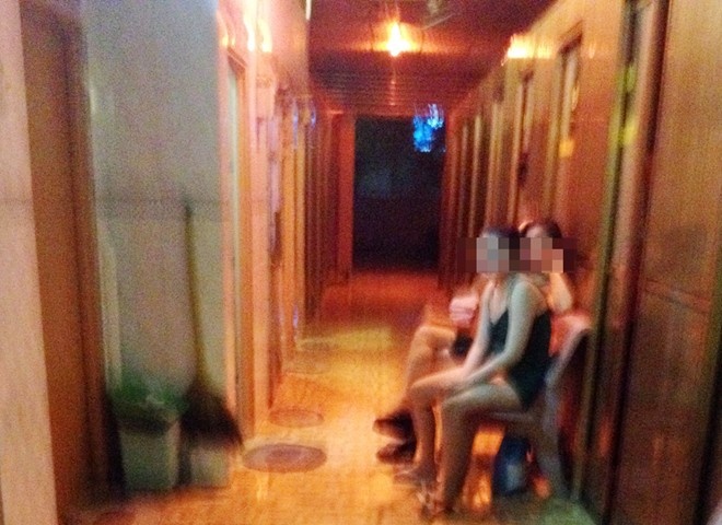 Hon chien sau nhu cau 'toi Z' voi tiep vien quan bar hinh anh