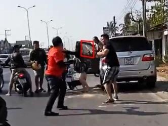 Va quet xe, nhom 'phuot' vay danh nguoi di oto hinh anh