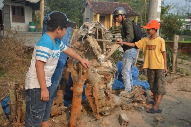 Dao mong nha thay truc canh may bay 400 kg hinh anh