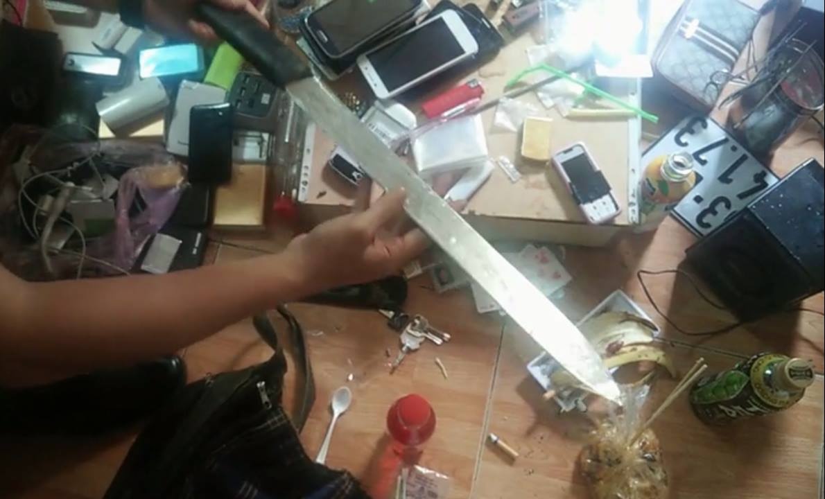 Hàng trăm cảnh sát bao vây khách sạn ảnh 3 Hang tram canh sat bao vay khach san anh 3