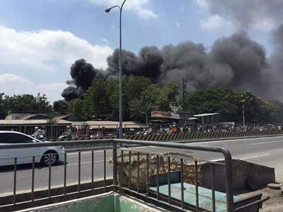 Cho o Bien Hoa boc chay ngun ngut giua trua hinh anh