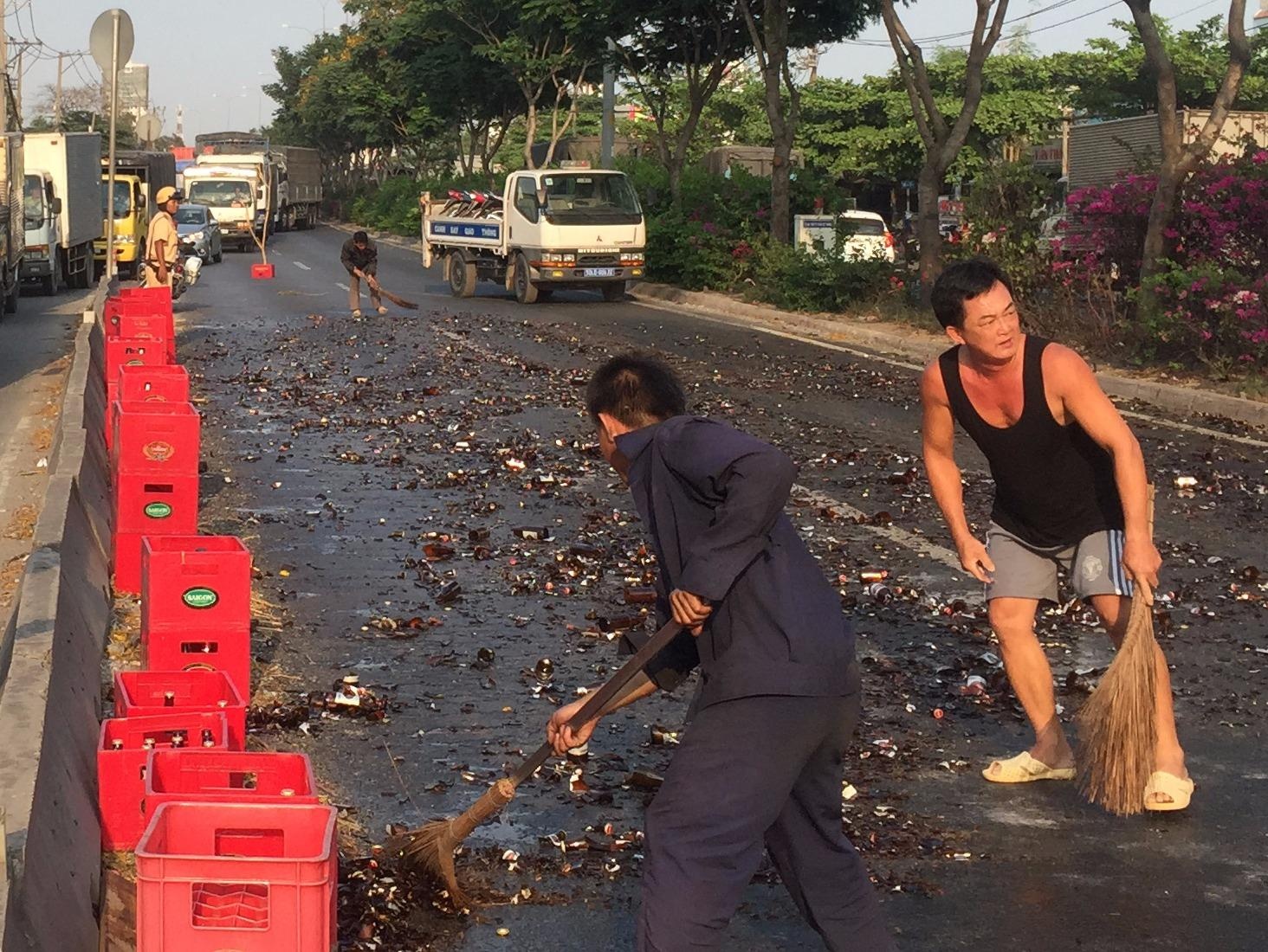 Do xe bia, hang chuc nguoi dan giup tai xe thu don hinh anh