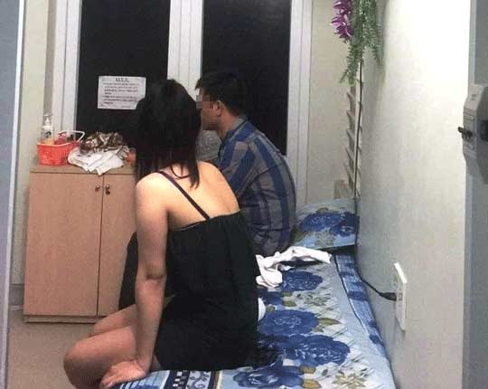 Bat qua tang tiep vien an mac kheu goi kich duc cho khach hinh anh