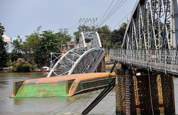 Dinh chi cong tac cac truong cang vu sau cac vu tau dam cau hinh anh