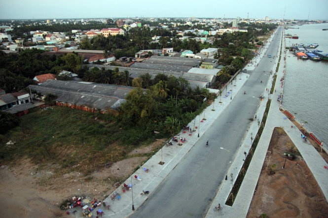 Duong moi 390 ty vang nguoi di, nhieu nguoi nhau hinh anh