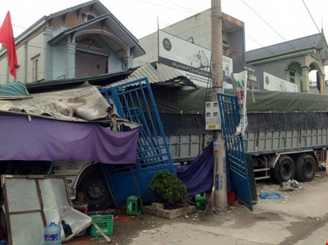 Xe tai mat lai tong sap 5 ngoi nha hinh anh