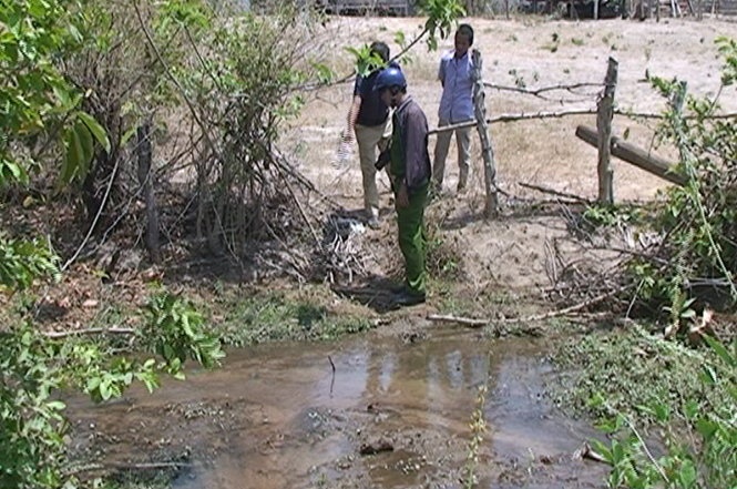 Hai chi em bi dien giat ben bo suoi, 1 be tu vong hinh anh