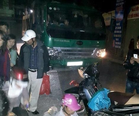 Tai xe bo tron, de lai 3 chau nho tren cabin hinh anh