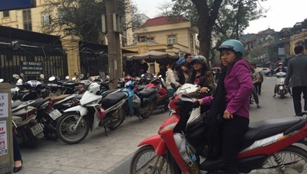 Gui xe o benh vien: Dan phai chap nhan 'chat chem' hinh anh