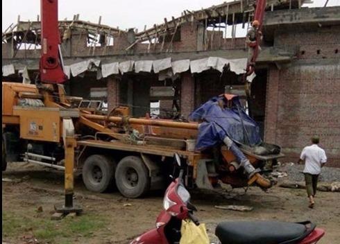 Sap mai nha van hoa thon khi do be tong, 10 nguoi bi thuong hinh anh