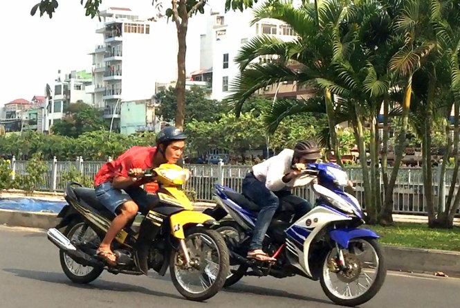 Ngang nhien 'di bao' giua Sai Gon ban ngay hinh anh