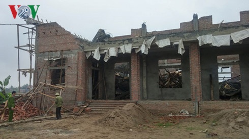 sập mái nhà văn hóa thôn ảnh 2 sap mai nha van hoa thon anh 2