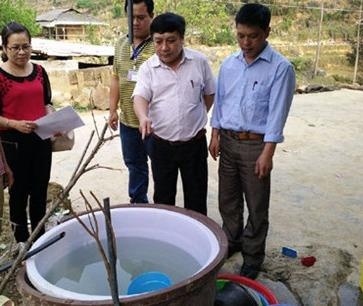 Tam nuoc nhiem doc, 8 nguoi suyt mat mang hinh anh