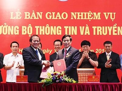 Tan Bo truong Truong Minh Tuan nhan ban giao nhiem vu hinh anh