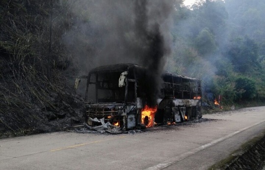 30 hanh khach thoat chet khi xe khach ngun ngut boc chay hinh anh