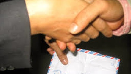 Bi thu tinh yeu cau cach chuc, khoi to chu tich xa hinh anh