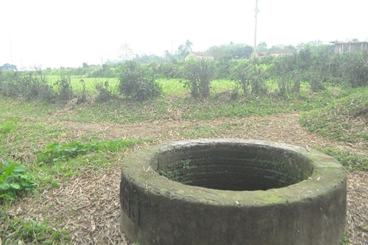 Lao theo cuu con roi xuong gieng, hai cha con cung tu vong hinh anh