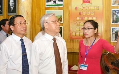 Dang huong tuong niem co Tong bi thu Ha Huy Tap hinh anh