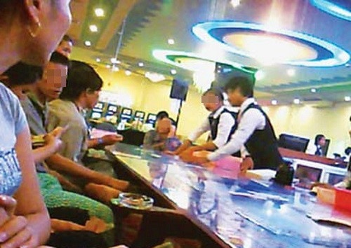 Om hon 600 trieu dong thang bac o casino ve bi bat hinh anh