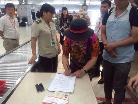 Bat qua tang du khach Trung Quoc trom dien thoai hinh anh