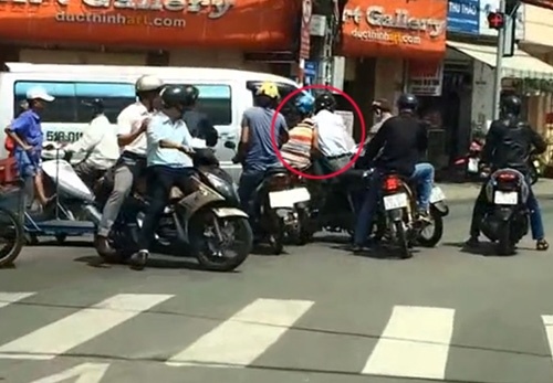 Vo va cham giao thong de trom cap tai san hinh anh
