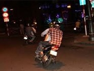 Truy lung 2 nghi pham gia danh cong an cuop xe may hinh anh