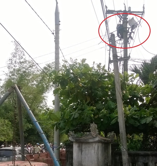 công nhân bị điện giật dính trên cột ảnh 1 cong nhan bi dien giat dinh tren cot anh 1