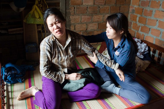 cong nhan bi dien giat dinh tren cot anh 2