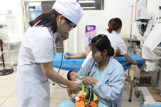 Be 20 ngay tuoi nguy kich do dung thuoc phien chua tieu chay hinh anh