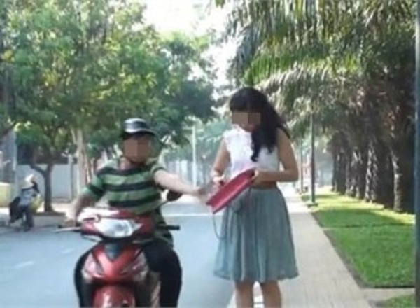 Di cuop giat de co tien cho me mo tim hinh anh