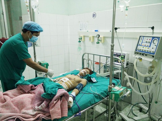 No den pin Trung Quoc, thieu nien thung bung, mat 2 ngon tay hinh anh