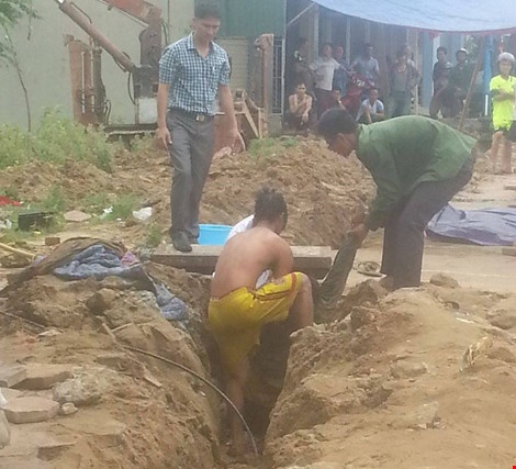 Tu vong vi bi dien giat khi dang thi cong cap quang hinh anh