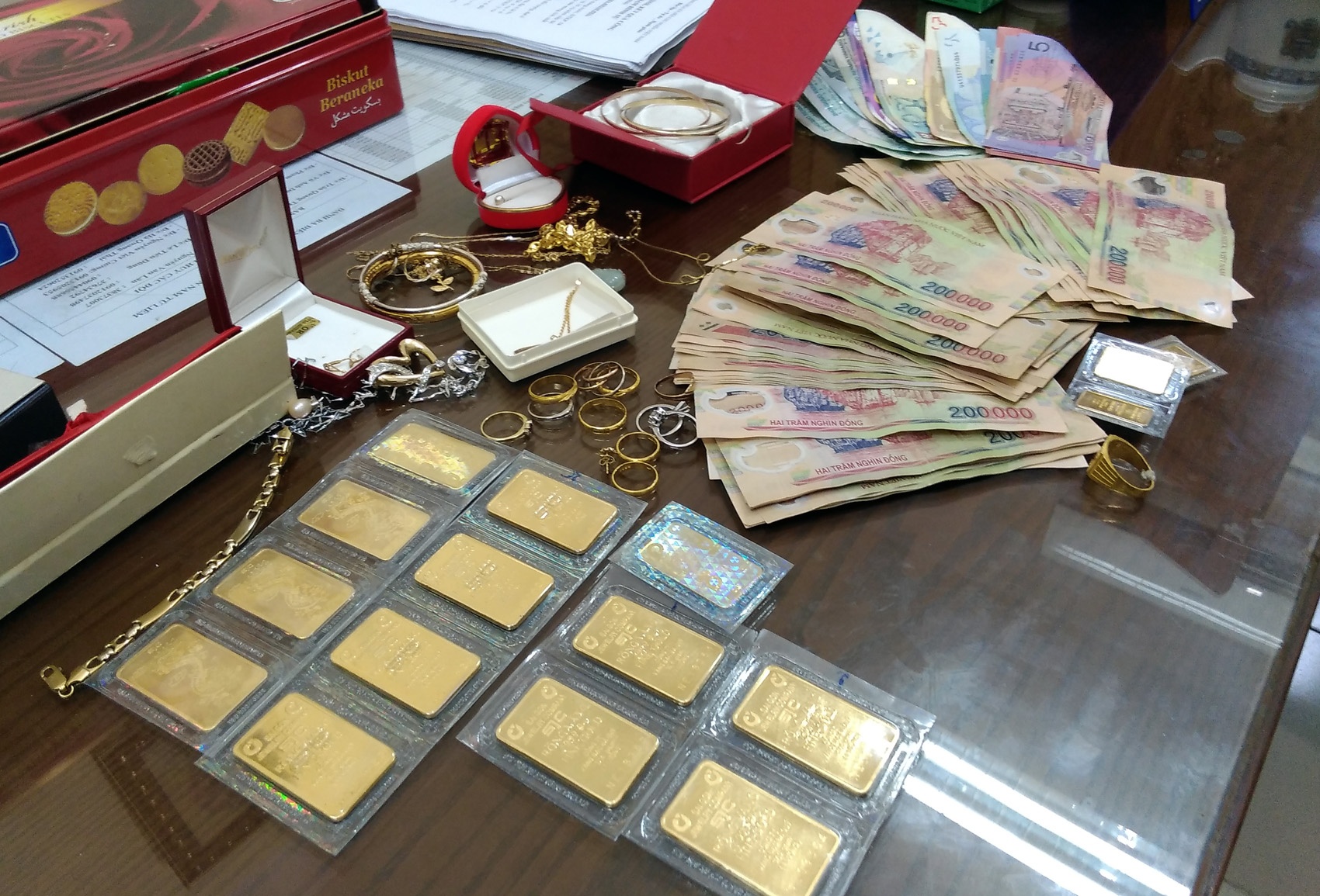 Thuê thợ phá khóa biệt thự trộm tiền ảnh 1 Thue tho pha khoa biet thu trom tien anh 1