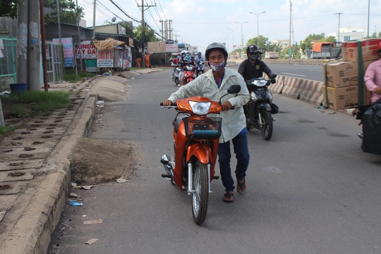 Bẫy đinh ở Quốc lộ 51 ảnh 2 Bay dinh o Quoc lo 51 anh 2