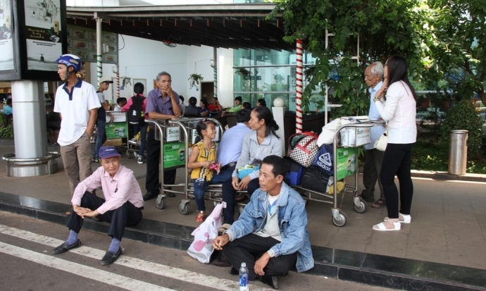 San bay dong cua, hanh khach vat vo cho doi hinh anh