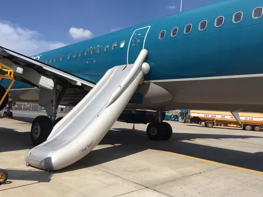 Mo cua thoat hiem anh 1