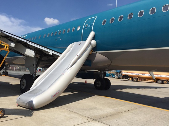 Mo cua thoat hiem gay thiet hai 400 trieu, bi phat 15 trieu hinh anh