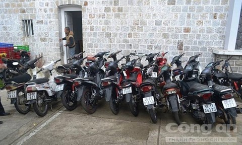 Chiếm đoạt hàng loạt xe máy ảnh 2 Chiem doat hang loat xe may anh 2