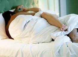 Nhan vien nha nghi bi khach khong che hiep dam hinh anh