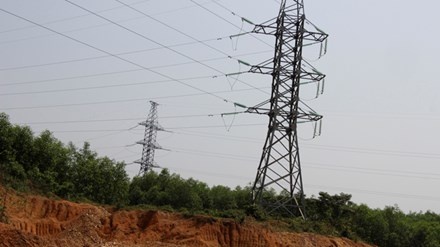 Nan trom dat o Quang Tri: Nguy co gay do cot dien cao the hinh anh